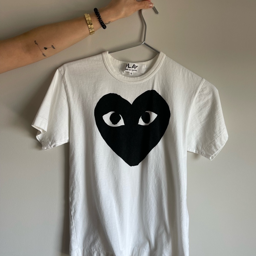COMME DES GARCONS PLAY
Cotton Black Heart Emblem Tee in White